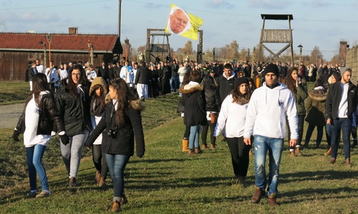 Z Krzyżem w byłym KL Birkenau