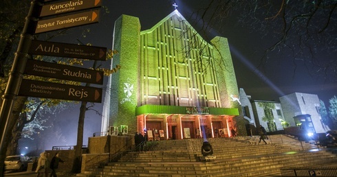 800 lat podtrzymują Kościół