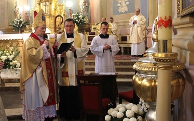 Bp Piotr Turzyński modlitwę o beatyfikację odczytał przy chrzcielnicy