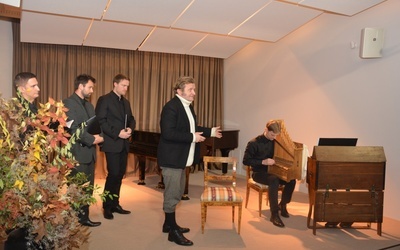 Koncert przeplatany był opowieściami Witolda Brody (drugi z prawej) o dawnych tradycjcach pogrzebowych