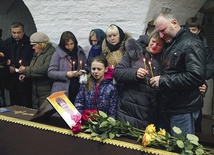  5.11.2015. Rosja. Nowogród Wielki. Pogrzeb jednej z ofiar katastrofy rosyjskiego samolotu, który rozbił się w Egipcie prawdopodobnie na skutek zamachu.