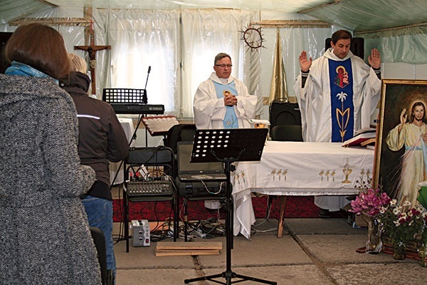 Paulini, ojciec Leonard Aduszkiewicz (stoi po prawej stronie) i Marek Kowalski podczas Mszy św. w namiocie modlitwy  w Mariupolu 