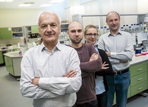 Prof. dr hab. Tadeusz Holak, mgr Krzysztof Żak,  mgr Katarzyna Guzik  i dr Grzegorz Dubin