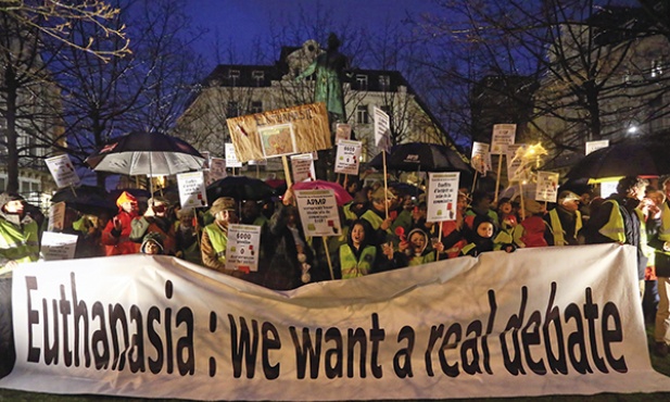 W Belgii nie wszyscy są zwolennikami eutanazji. Ta demonstracja jej przeciwników odbyła się w zeszłym roku w Brukseli