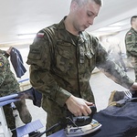 Prasowanie mundurów to też praca żołnierskiej ręki 