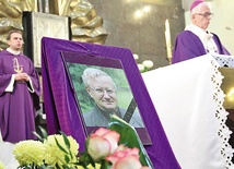  Zdjęcie ks. Eugeniusza Breitkopfa na jego Mszy św. pogrzebowej. Przy ołtarzu abp Wiktor Skworc