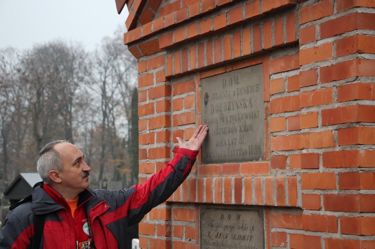 Spacery po łowickich cmentarzach
