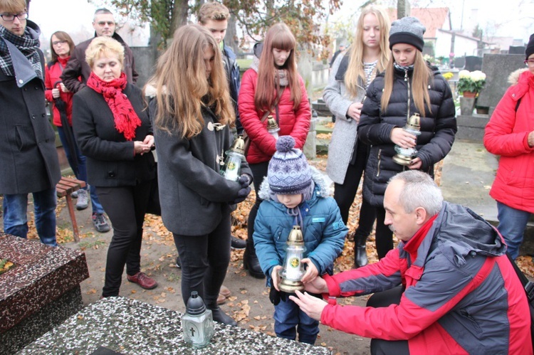 Spacery po łowickich cmentarzach