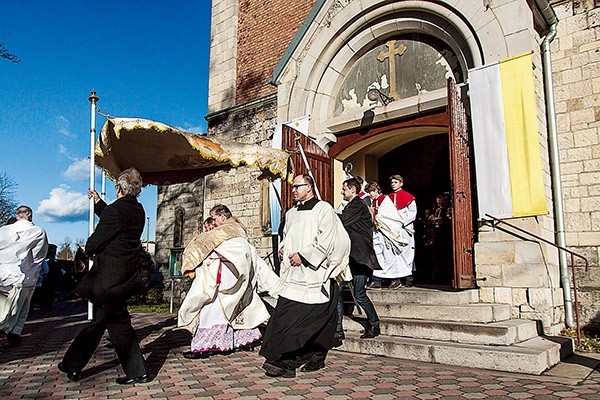  Po odpustowej Mszy św. wierni przeszli w procesji wokół kościoła