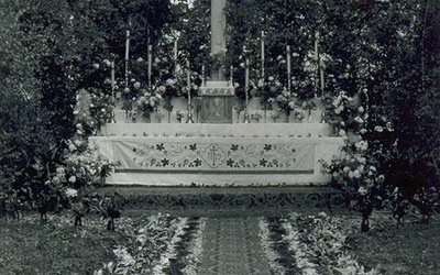 Krzyż wkomponowany w ołtarz na uroczystość Bożego Ciała,  24 czerwca 1960 roku 