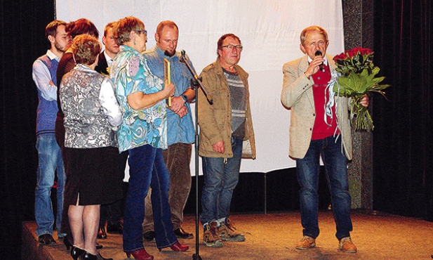  Kazimierz Speczyk (z prawej) ze swoimi współpracownikami ze stowarzyszenia