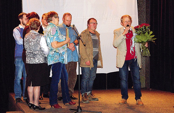  Kazimierz Speczyk (z prawej) ze swoimi współpracownikami ze stowarzyszenia