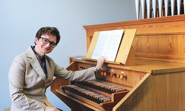  Mariola Brzoska przy organach, na których ćwiczą uczniowie
