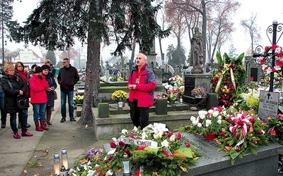  Zdzisław Kryściak przy grobie zasłużonego łowiczanina 