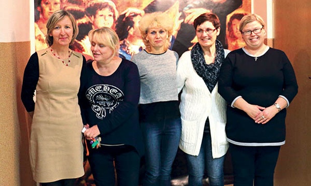  Na zdjęciu świeccy pijarzy: Iwona Iwanicka, Anna Trykowska, Maria Soroka, Danuta Stankiewicz, Agnieszka Kawałkowska