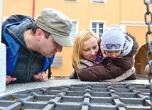  Na wycieczce w Głuchołazach, przy średniowiecznej studni 