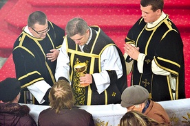  Mszę św. odprawił ks. Zbigniew Chromy, o oprawę muzyczną zadbała schola cantorum Exultet, natomiast przy ołtarzu służyli ministranci i klerycy związani z Duszpasterstwem Tradycji Łacińskiej w diecezji świdnickiej