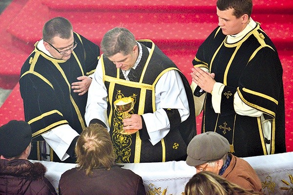  Mszę św. odprawił ks. Zbigniew Chromy, o oprawę muzyczną zadbała schola cantorum Exultet, natomiast przy ołtarzu służyli ministranci i klerycy związani z Duszpasterstwem Tradycji Łacińskiej w diecezji świdnickiej