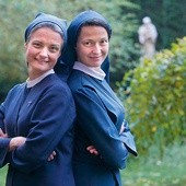 – Nikt tak nie zrozumie siostry jak siostra. I nikt tak nie zrozumie zakonnicy jak druga zakonnica. To podwójny wymiar bliskości, jako sióstr rodzonych i na poziomie duchowym – mówią Anna Maria (z lewej) i Judyta