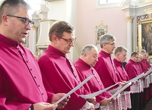  Nowo mianowani kanonicy złożyli wyznanie wiary i przysięgę, a następnie zajęli przygotowane dla nich miejsca