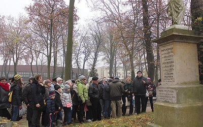 Powyżej: Uczestnicy zwiedzania dowiedzieli się więcej o pomnikach nagrobnych i pochowanych tu osobach