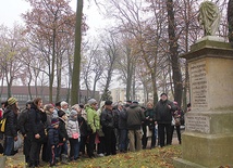 Powyżej: Uczestnicy zwiedzania dowiedzieli się więcej o pomnikach nagrobnych i pochowanych tu osobach