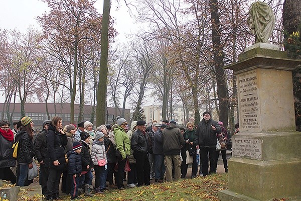 Powyżej: Uczestnicy zwiedzania dowiedzieli się więcej o pomnikach nagrobnych i pochowanych tu osobach