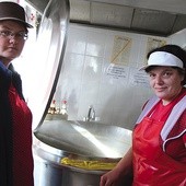 Halina Zielińska (z prawej) i Elżbieta Królak każdego dnia przygotowują 300-litrowy  kocioł zupy