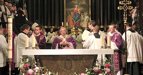 Wraz z metropolitą Eucharystię sprawowali wszyscy gdańscy biskupi  oraz kilkudziesięciu kapłanów