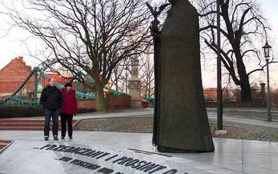 Pomnik autora listu pojednawczego ustawiono przy kościele NMP na Piasku