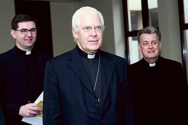  Bp Carlos Alberto de Pincho Moreira Azevedo (w środku), delegat Papieskiej Rady ds. Kultury, mówi, że Kościół aprobuje różne formy sztuki, byle posiadały odpowiednią jakość 