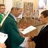  Biskup Salaterski wręcza zaświadczenia o przyznaniu stypendium