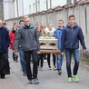 Uczniowie pijarskiego liceum niosą relikwiarz św. Wiktorii do kościoła ss. bernardynek