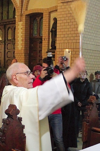  Pamiątkową tablicę poświęcił  brat zmarłego kapłana,  ks. Jan Żołnierkiewicz