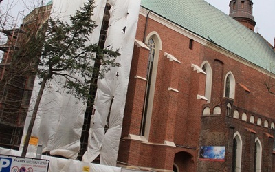 Po pierwszym etapie renowacji murów katedry