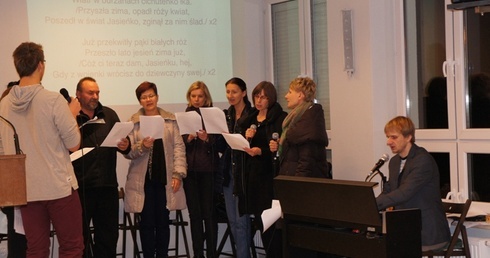 Parafianie śpiewali z profesjonalną pomocą scholi "NieBo TAK”
