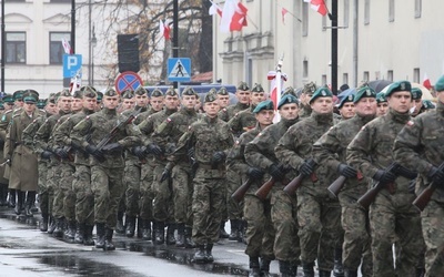 Jak co roku przez Krakowskie Przedmieście przemaszerowały kompanie honorowe