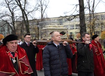 Relikwiarz św. Wiktorii niosą nauczyciele i katecheci