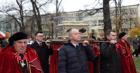 Relikwiarz św. Wiktorii niosą nauczyciele i katecheci