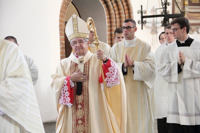 Niechaj będą sługami narodu