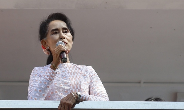 Armia gratuluje Aung San Suu Kyi