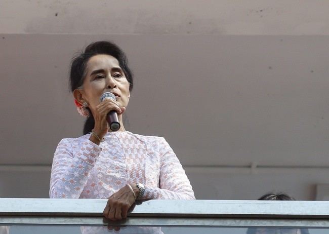 Armia gratuluje Aung San Suu Kyi