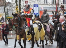 Patriotyzm na koniu i otwarte wrota