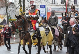 Patriotyzm na koniu i otwarte wrota