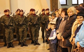 Na Mszy św. nie zabrakło żołnierzy Kompanii Honorowej 18. Bielskiego Batalionu Powietrznodesantowego