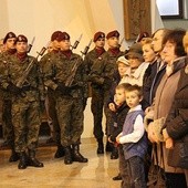 Na Mszy św. nie zabrakło żołnierzy Kompanii Honorowej 18. Bielskiego Batalionu Powietrznodesantowego