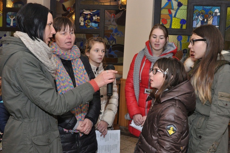 Goście z Ukrainy śpiewają w kościele w Borusowej