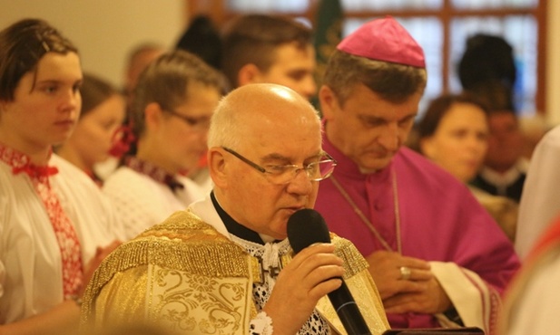 Wraz z bp. Romanem Pindlem obraz i relikwie powitał w imieniu parafian ks. kan. Jerzy Kiera