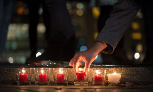 Paryż: Nie ma Polaków wśród ofiar; kondolencje Dudy i Szydło