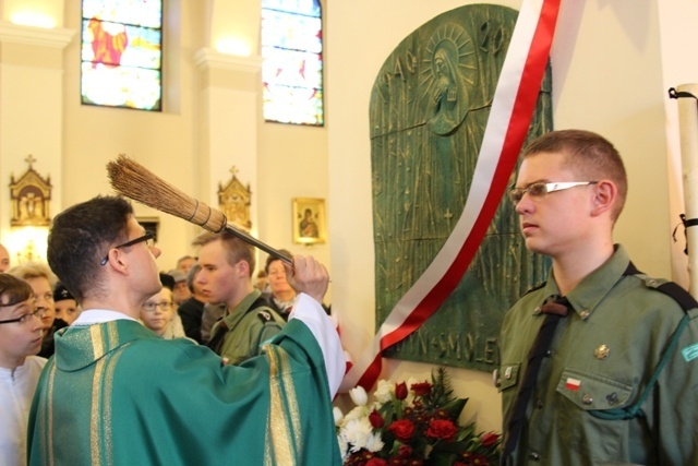 Płaskorzeźbę wewnątrz świątyni poświęcił ks. dr Marek Studenski, wikariusz generalny